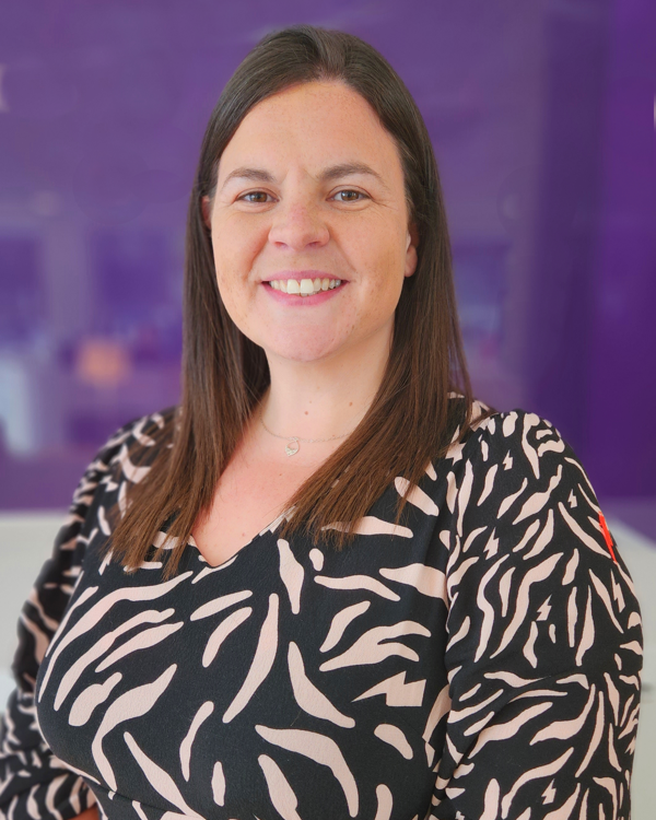 Head and shoulders image of Elen Jones, member of the ‘Pharmacy: Delivering a Healthier Wales’ delivery board, wearing a black and beige top