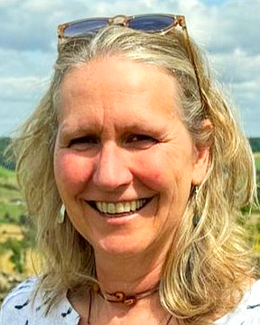 Head and shoulders image of Dr Sarah Hiom, member of the ‘Pharmacy: Delivering a Healthier Wales’ delivery board, wearing a white top outside